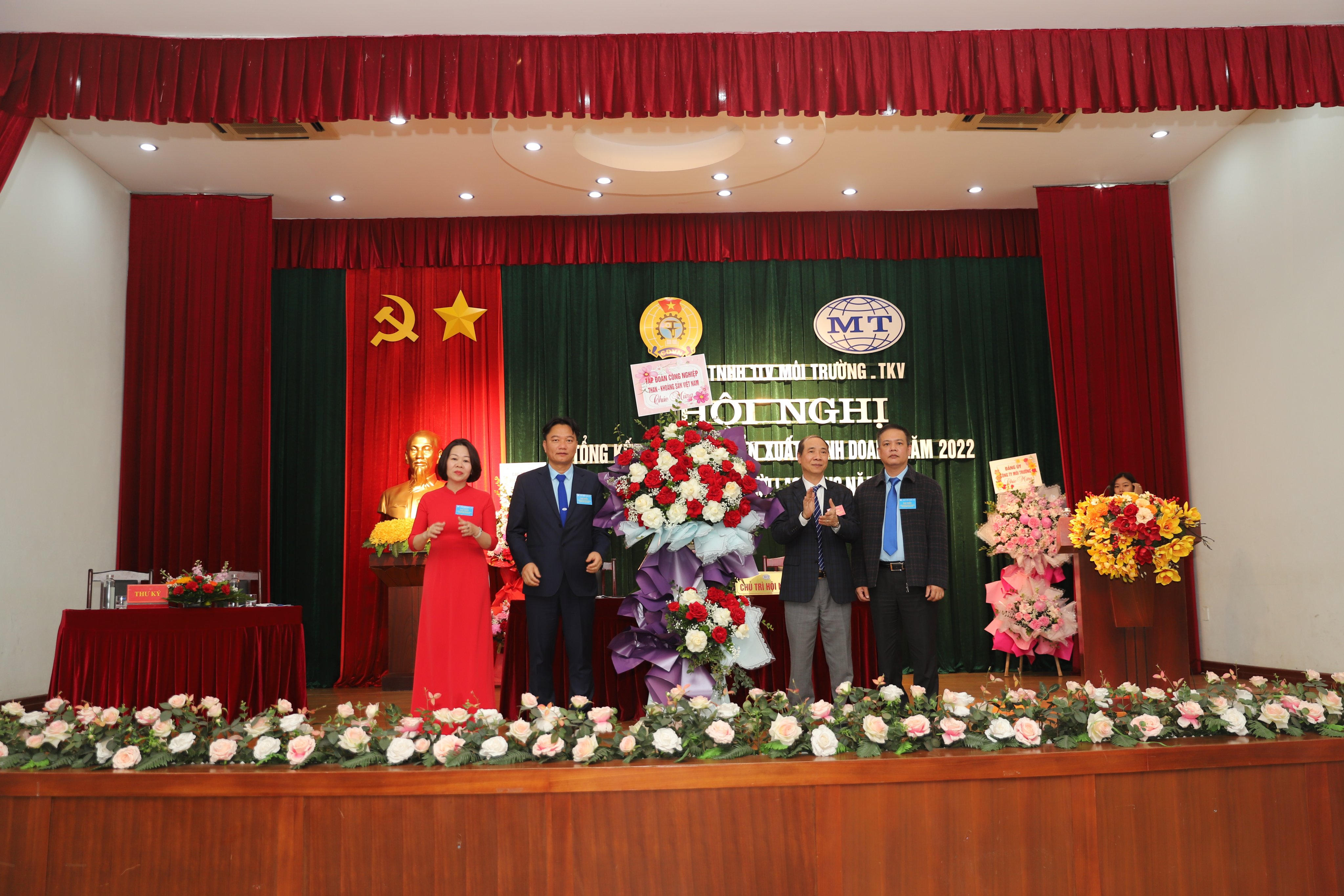 Đồng chí Vũ Thành Lâm tặng hoa chúc mừng Hội nghị